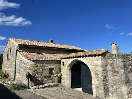 jolie maison en pierre restaurée avec goût et petit jardin g