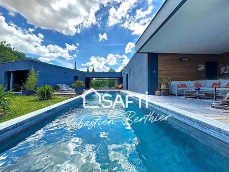 maison d'architecte / 200m² / 5 chambres / piscine et jacuzzi / salle cinéma / cadre bucol