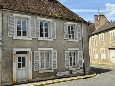 grande maison de bourg  proche commerces