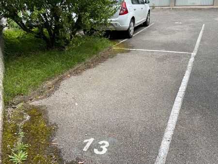 place de parking extérieure sécurisée à louer - quartier monplaisir  lyon