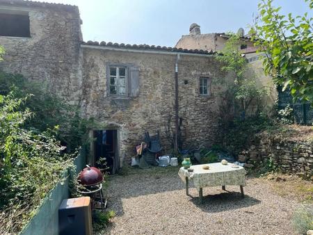 petite maison en pierre avec jardin attenant