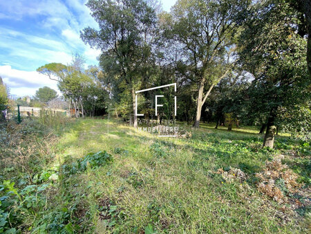 terrain dans un environnement très qualitatif