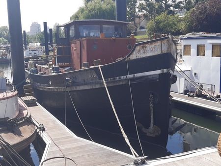 bateau-logement remorqueur