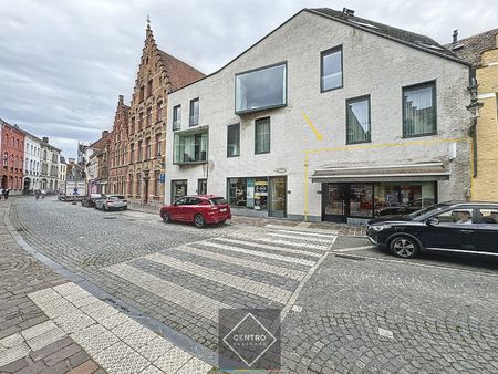 instapklare & lichtrijke handelsruimte (bj 2012) van 108m² in het historisch centrum van b