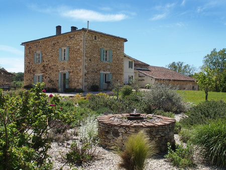 ancien corps de ferme rénové avec piscine dans un écrin de verdure en lot-et-garonne