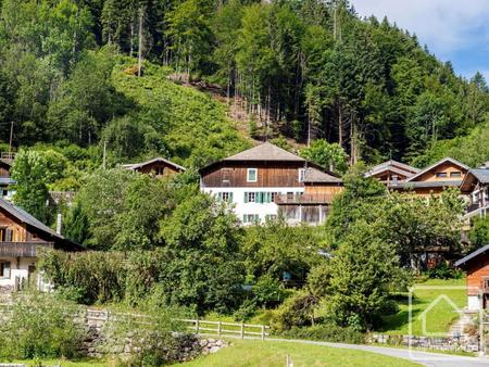 une grande propriété de style ferme avec grange  à proximité du centre du village