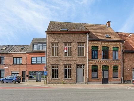 ruime te moderniseren woning met bijgebouw en tuintje.