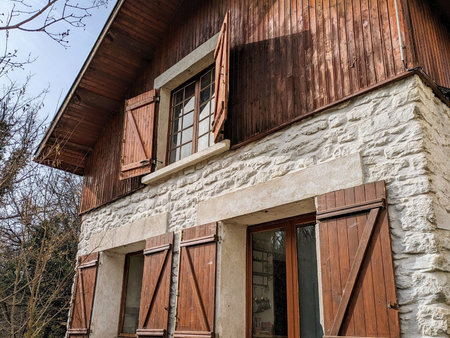 chalet dauphinois traditionnel et maison en pierre à restaurer