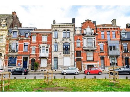 spacieuse maison bourgeoise dans le quartier des vennes