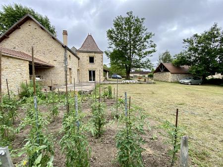 belle maison  partiellement en pierres apparentes  au calme dans un village attractive