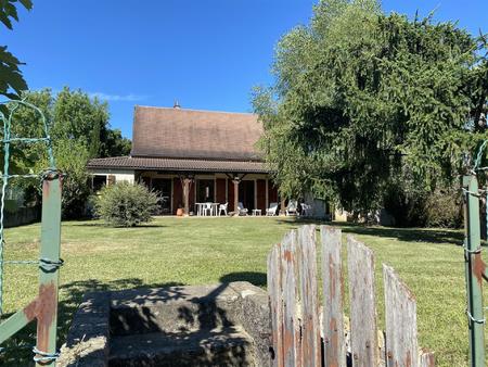 maison spacieuse avec jardin dans un coin calme du village