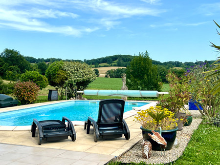 maison de campagne moderne de plain-pied avec piscine  garage et vues à 360°.