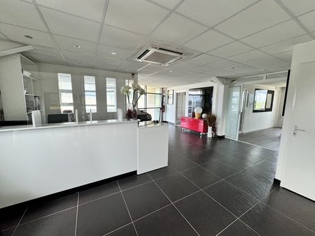 location locaux professionnels 130 m²