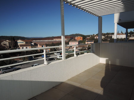 à vendre t3 loué 64m² avec terrasse et 2 parkings à vidauban