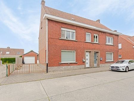 maison semi-mitoyenne à moderniser avec 3 chambres et garage