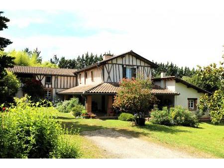 authentique ferme ancienne avec grandes dépendances  terrain arboré fleuri sur 3.16ha de..