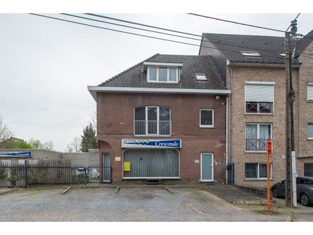 gebouw bestaande uit een handelsgelijkvloers en 2 appartementen!