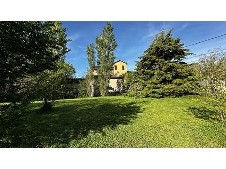 moulin aménagé en 6 habitations sur plus d'un hectare.