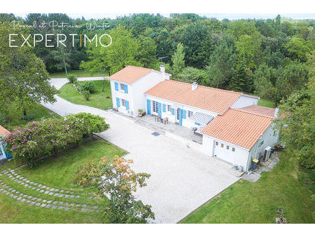 vente demeure d'exception à challans (85300) : à vendre / 164m² challans