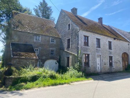 ancienne bâtisse en pierres du pays du village de fraiture