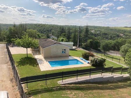 maison contemporaine avec piscine et jardin clôturé