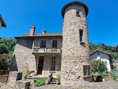 ancien presbytère des xive et xve siècles avec jardin à olliergues