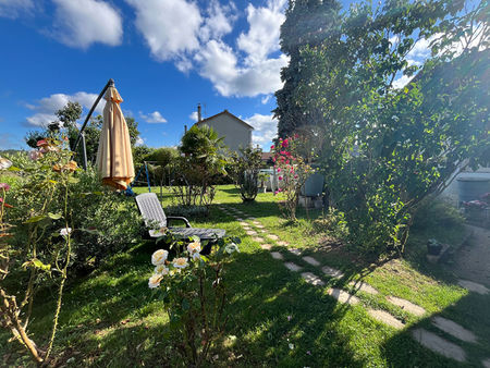 a vendre maison avec très joli jardin et en bon état d'entretien 24640