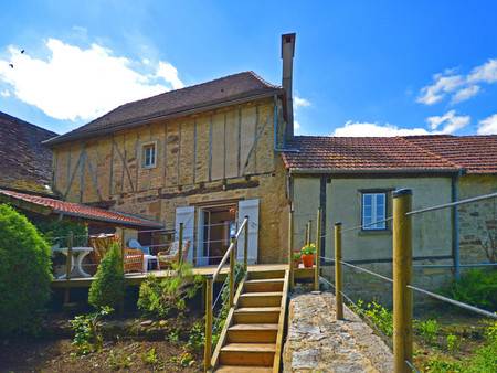 jolie maison de village de 2 chambres et grange surplombant un château médiéval et une vue