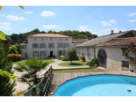 maison 6 pièces - 257m² - bourg charente