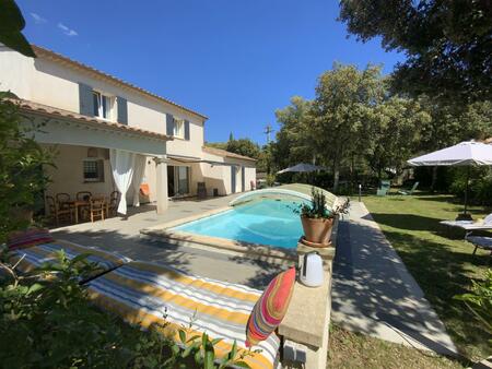 belle villa avec piscine  terrain arboré.