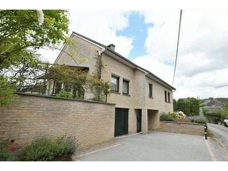 lumineuse maison avec garage et jardin en parfait état.