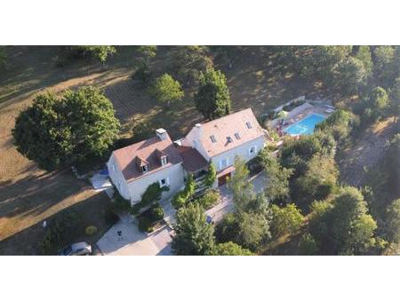 belle maison de village en pierre avec chambres d'hôtes  jardin et piscine chauffée