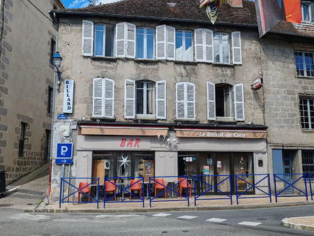 immeuble centre ville aubusson composé d un local commercial et deux appartements .