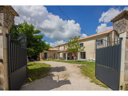 ancienne grange entièrement rénovée  lumineuse  4 chambres  un garage et une grange  à st 