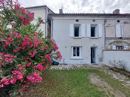 jolie maison rénovée  3 chambres  avec cour  à 2 pas des commodités à pieds.