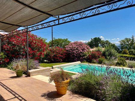 pierrevert : maison familiale idéale  beaux volumes  piscine  grand jardin plat  garage do