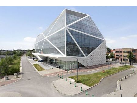 bureau neuf (2 714 m²) près de la gare saint-pierre de gand