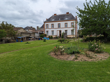 une propriété de 6 chambres avec deux appartements de 1 chambre avec jardin située au cœur