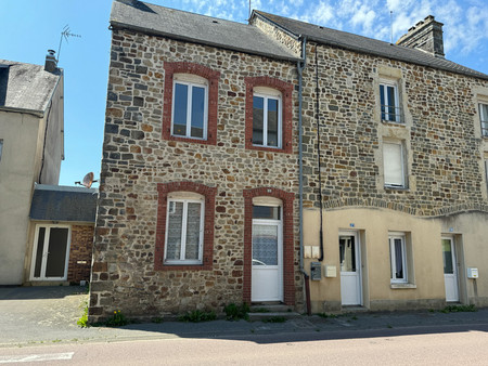 charmante maison de ville  bon état  3 chambres  petite cour  10 minutes de la côte.