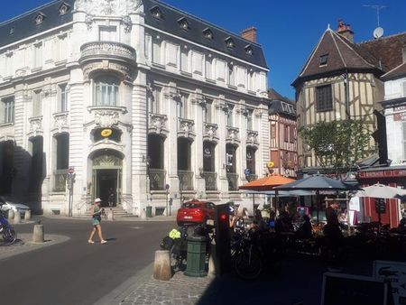 appartement haussmannien à louer entièrement meublé coeur de ville 3 chambres