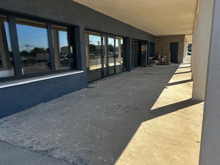 location local commercial 230 m2 avec terrasse et parking