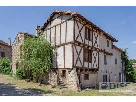 charmante maisonnette sur place de village.