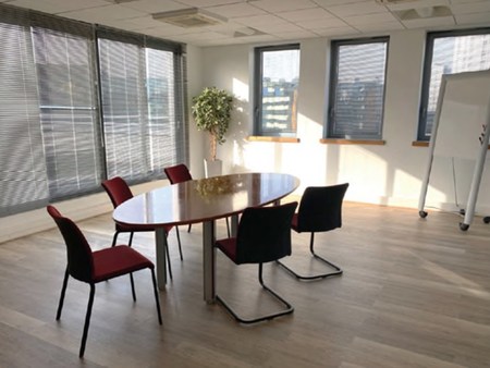 local professionnel - 3 321m²