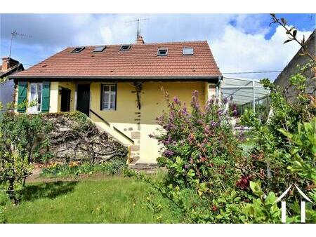 maison en pierre de 2 chambres avec petit jardin et vue