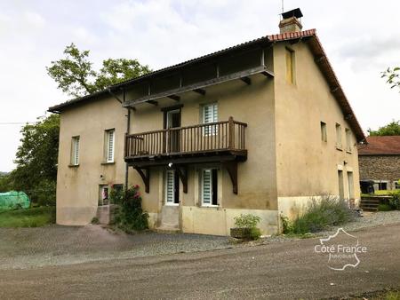 a vendre  une ancienne ferme auvergnate avec une maison d'environ180 m2 (en partie rénovée