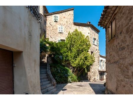 superbe maison en pierre dans un village médiéval