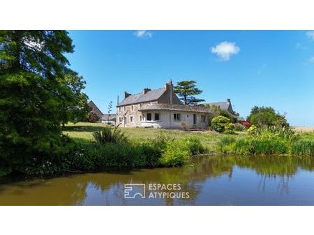 corps de ferme en pierre à rénover et son étang