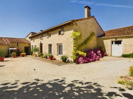 entre mansle et tusson maison en pierre offrant de beaux volumes