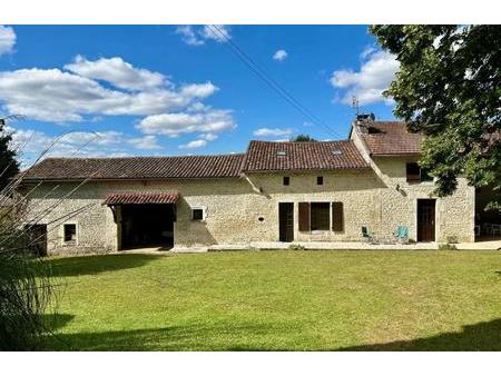 maison de 4 chambres avec piscine creusée dans un cadre boisé paisible