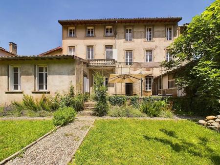 belle maison de maitre au coeur d'un joli village avec jardin et vues imprenables